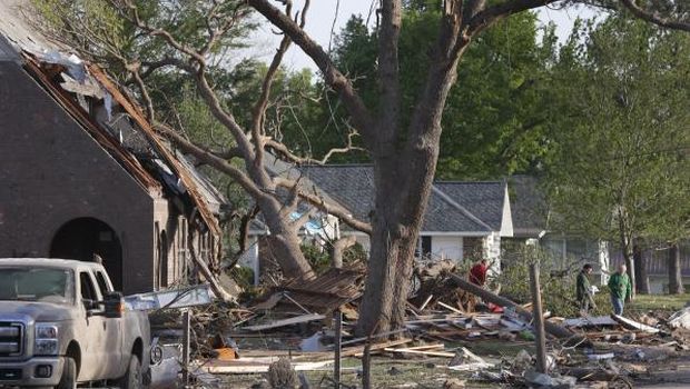 Tornadoes strike central, southern US, killing 17