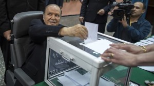 Algeria's President Abdelaziz Bouteflika casts his ballot during the presidential election in Algiers on April 17, 2014. (REUTERS/Zohra Bensemra)