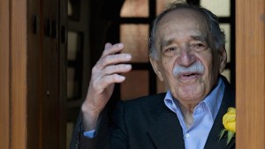 Gabriel García Márquez waves while coming out of his house to meet the press on his 87th birthday in Mexico City on March 6, 2014. (AFP PHOTO / Yuri CORTEZ)