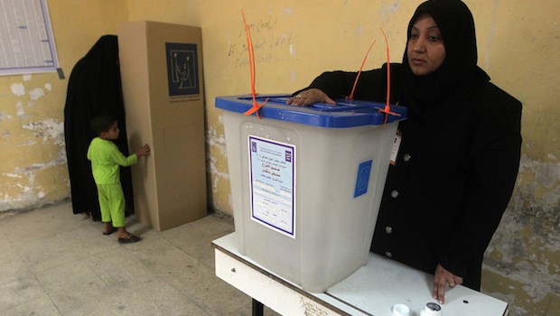 Iraqis brave threat of violence to cast ballots
