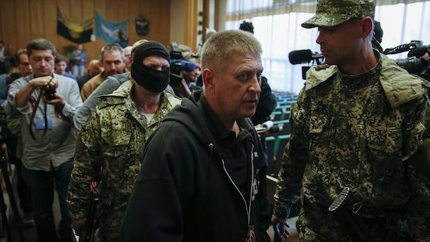 Ukraine blames Moscow for “human shield” detentions in east