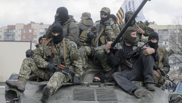 Rivals show force in eastern Ukraine before talks