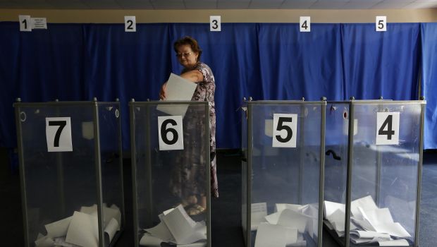 Ukraine election draws high turnout, voters blocked in fearful east