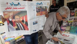 An Iraqi man reads a local newspaper the day after results revealed that Iraqi Prime Minister Nuri Al-Maliki won the most seats in parliamentary elections, in Baghdad on May 20, 2014. (AFP PHOTO/AHMAD AL-RUBAYE)