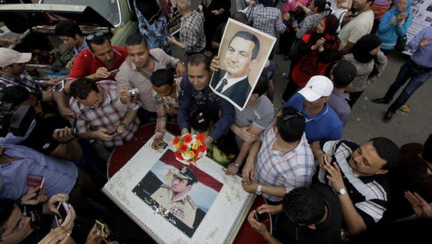 Egypt court bans Mubarak-era figures from elections