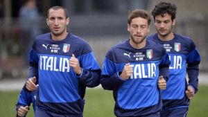 Italian national soccer players Giorgio Chiellini (L), Claudio Marchisio (C) and Marco Parolo (R) during a training session in Coverciano, near Florence, Italy, on May 27, 2014. (EPA/MAURIZIO DEGL' INNOCENTI)