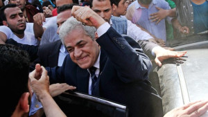Egyptian Presidential hopeful Hamdeen Sabahy (C) waves to crowds during a rally in the Alexandria, Egypt, May 16, 2014. (EPA/HAZEM GODA/ALMASRY ALYOUM)