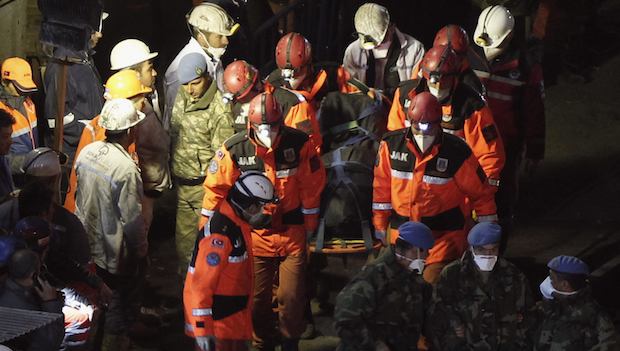 Fire in Turkish mine delays rescue work