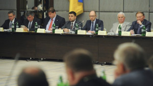This handout picture taken and released by the Ukrainian prime-minister press-service on May 17, 2014 shows Ukrainian Prime Minister Arseniy Yatsenyuk (3R) next to former presidents Leonid Kravchuk (2ndR) and Leonid Kuchma (R) prior to their meeting in Kiev. (AFP PHOTO/ UKRAINIAN PRIME-MINISTER PRESS-SERVICE/ ANDREW KRAVCHENKO)