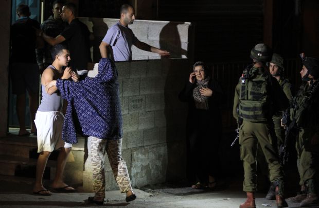 Israeli troops kill Palestinian in arrest raids