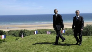 US President Barack Obama (L), and French President Francois Hollande look out over Omaha beach during a joint French–US D-Day commemoration ceremony at the Normandy American Cemetery and Memorial in Colleville-sur-mer, Normandy, France, on Friday, June 6, 2014. (AP Photo/Alain Jocard, pool)
