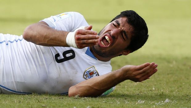 FIFA bans Suárez for 4 months for biting opponent