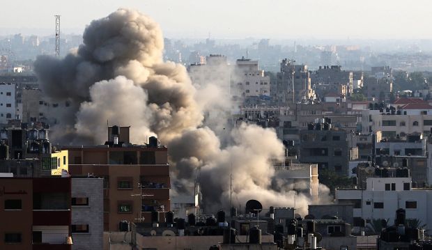 Israel presses Gaza offensive, kills eight in air strike: officials