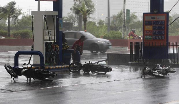 Typhoon kills 10 in Philippines, shuts Manila, cuts power, prompts evacuations
