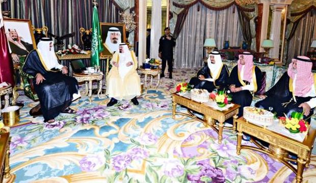 Saudi Arabia’s King Abdullah receives Emir of Qatar in Jeddah
