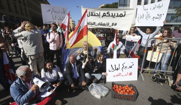 Lebanese parliament defies protesters to extend term in office