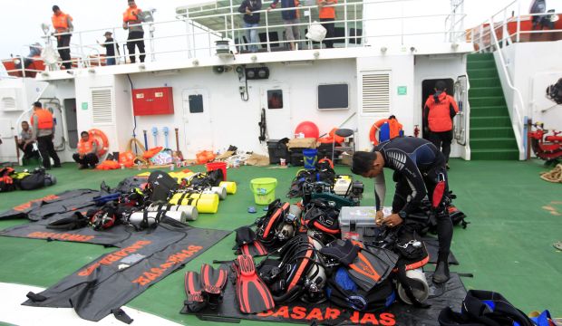Weather frustrates AirAsia search divers, no “pings” detected