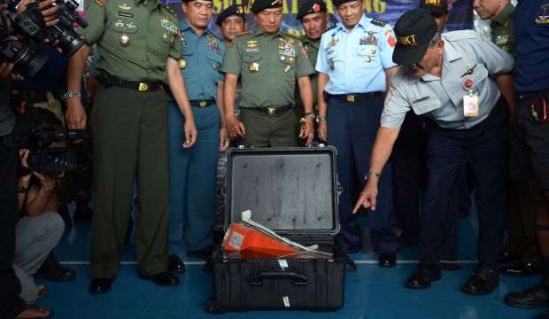 Divers retrieve “black box” data recorder from AirAsia wreck