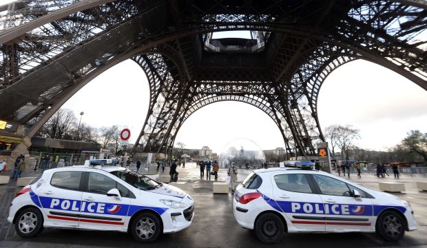 France works to avert new terror attacks, hunts suspect
