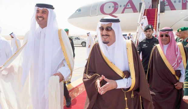 Saudi King receives Qatari Emir in Riyadh