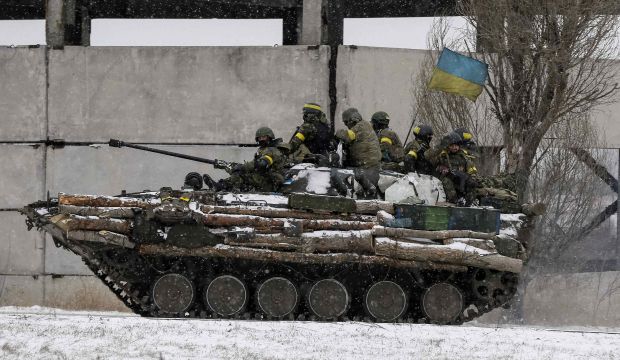 Some Ukraine forces start to quit besieged town