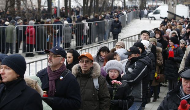 Mourners pay respects to murdered Kremlin critic Nemtsov