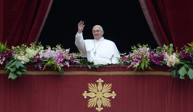 Pope, thousands brave rain for Easter in St. Peter’s Square