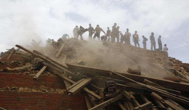 Devastating Nepal earthquake kills hundreds, triggers deadly Everest avalanche