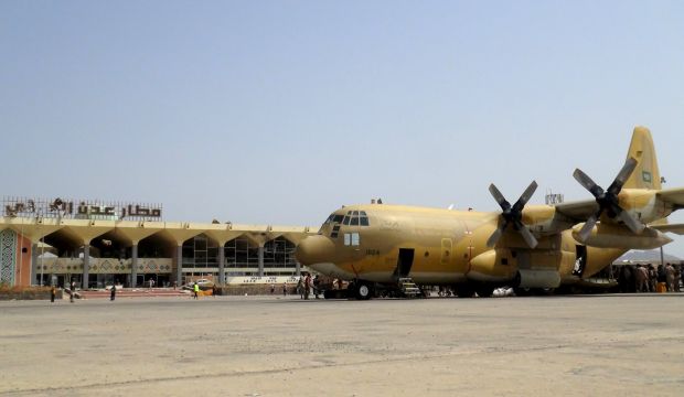 Yemen: First Saudi aid plane arrives in Aden