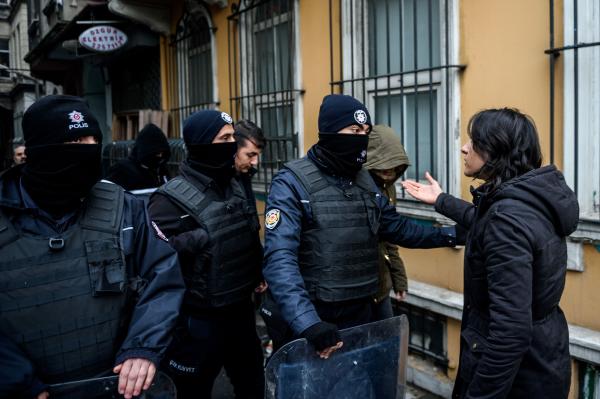 Turkish Police Detain Pro-Kurdish Opposition Members in Istanbul Raid
