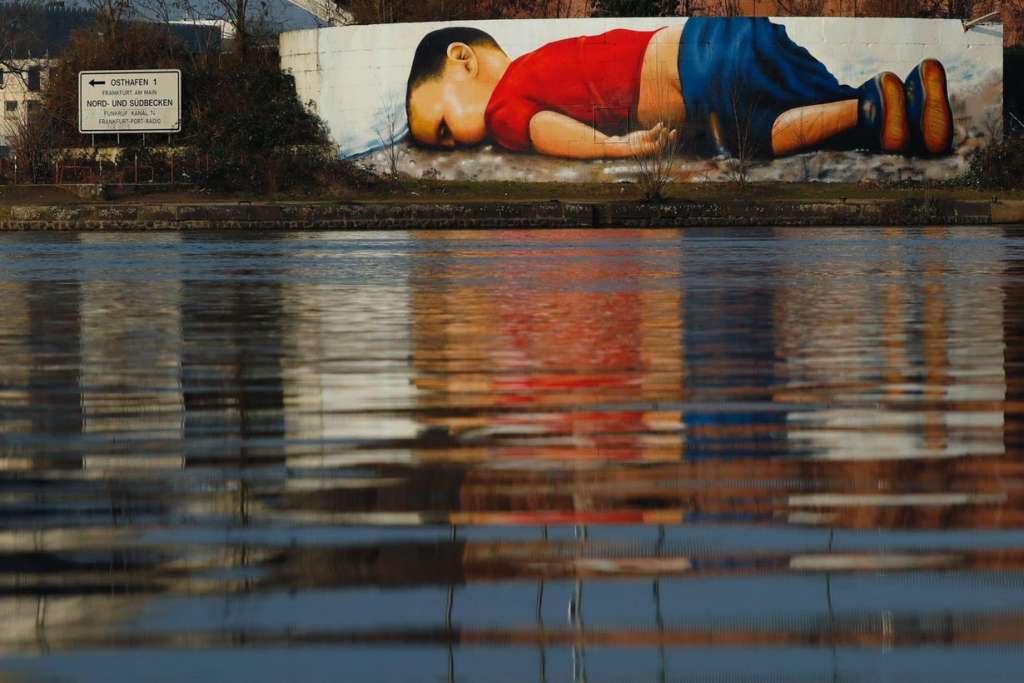 Drowned Toddler Aylan Highlights Refugees’ Plight through a Frankfurt Graffiti Artwork