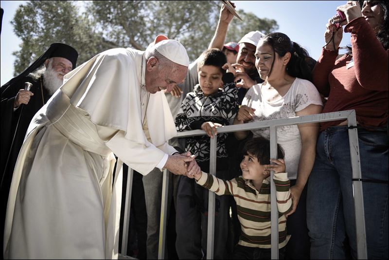 Pope Francis Returns to Rome with 12 Refugees after Visit to Greek Camp