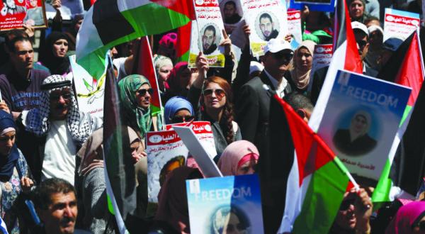 Palestinians Mark Prisoners’ Day Promising to Free Captives from Israeli Prisons