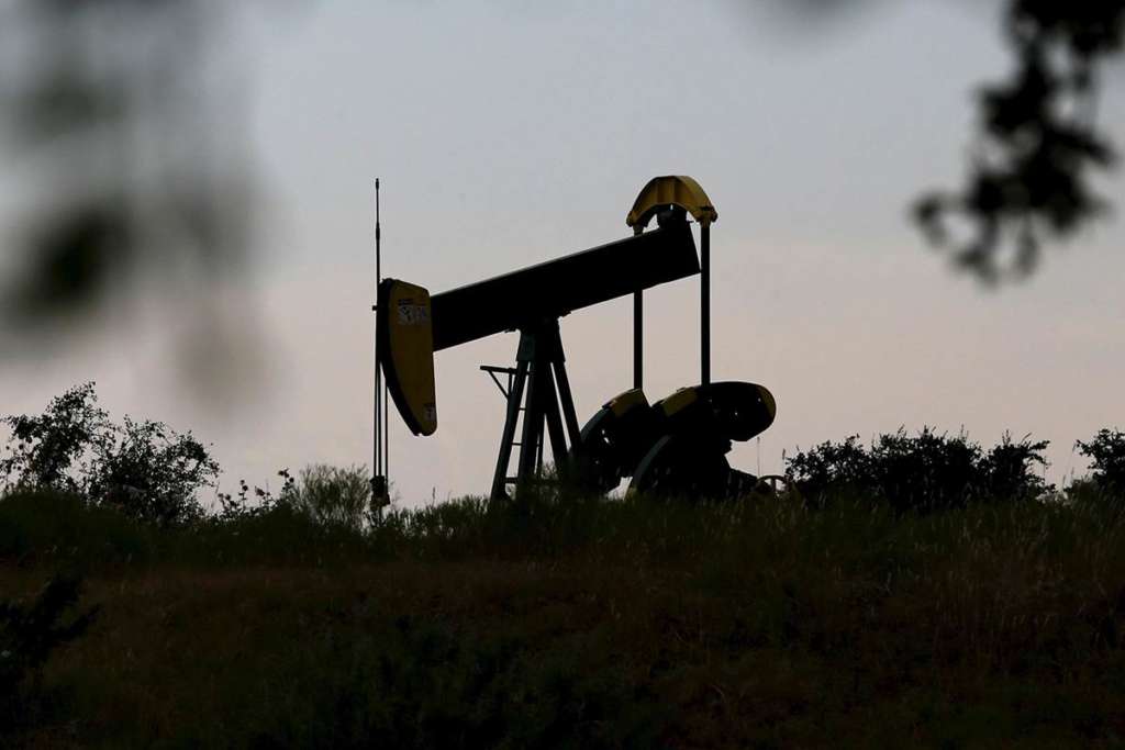 Oil Prices Rise on Weak Dollar, Strong Investor Appetite