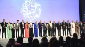 Sheikh Mohammed bin Rashed surrounded by journalists and honored winners at the conclusion ceremony for the Arab Media Forum in its 15th edition, Asharq Al-Awsat