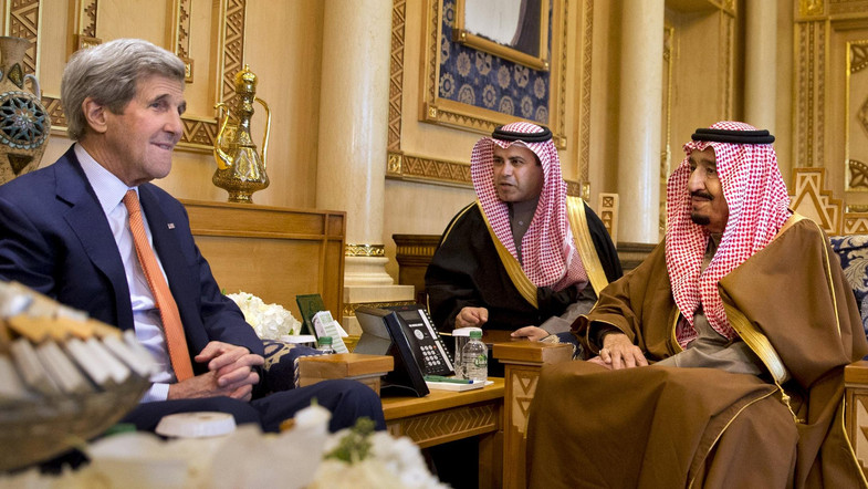 King Salman Meets Kerry, Receives Letter from King of Bahrain