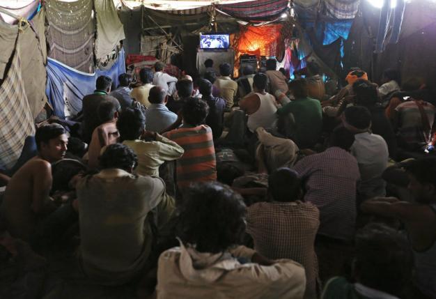 Cinema under a Bridge Provides Bollywood Escape for Delhi’s Poor