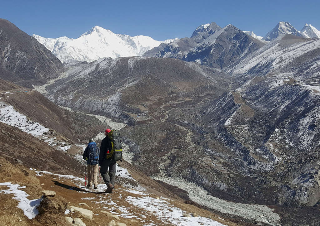 Scores Scale Mount Everest after Weather Improves