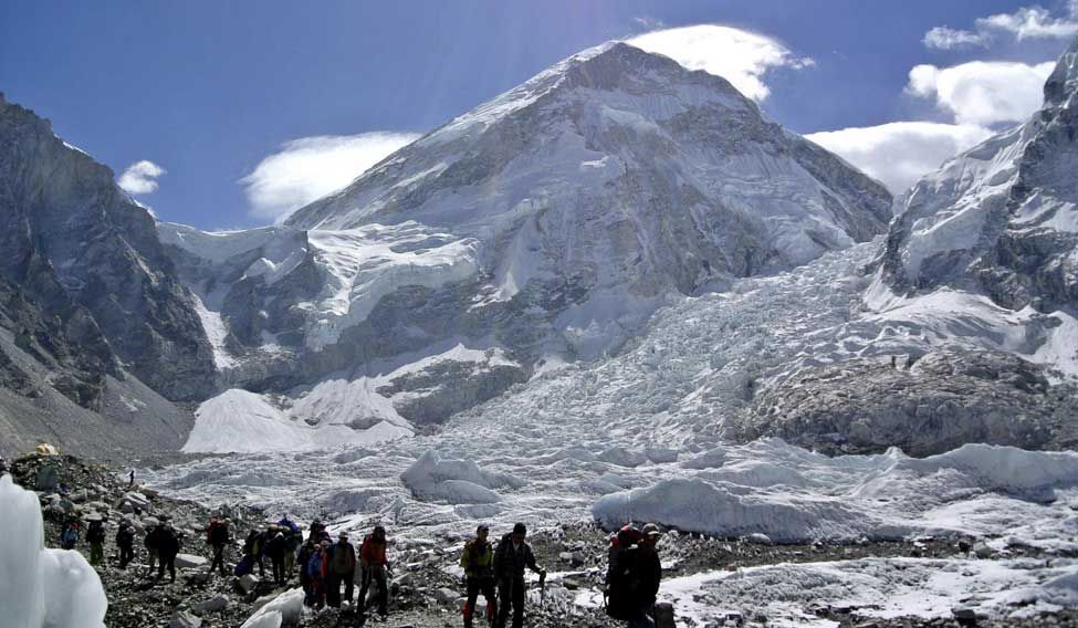Brits, Mexican are 1st Foreigners on Everest since Disasters
