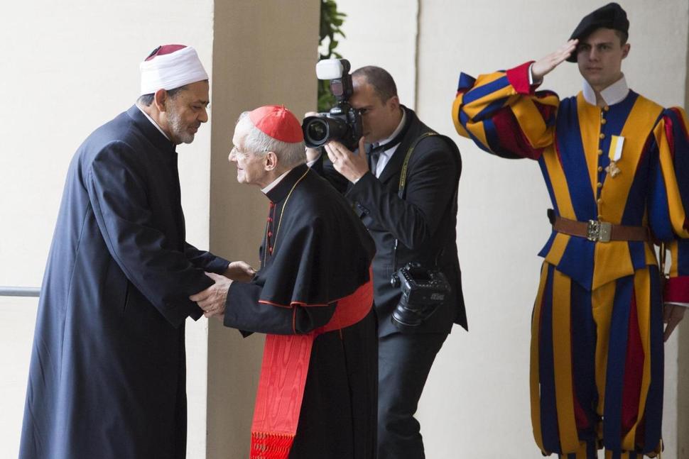 Al-Azhar Imam Calls for Tolerance in Historic Pope Meeting