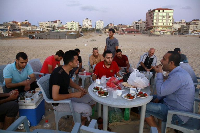Lack of Electricity Pushes Gazans to Spend Ramadan on Beach