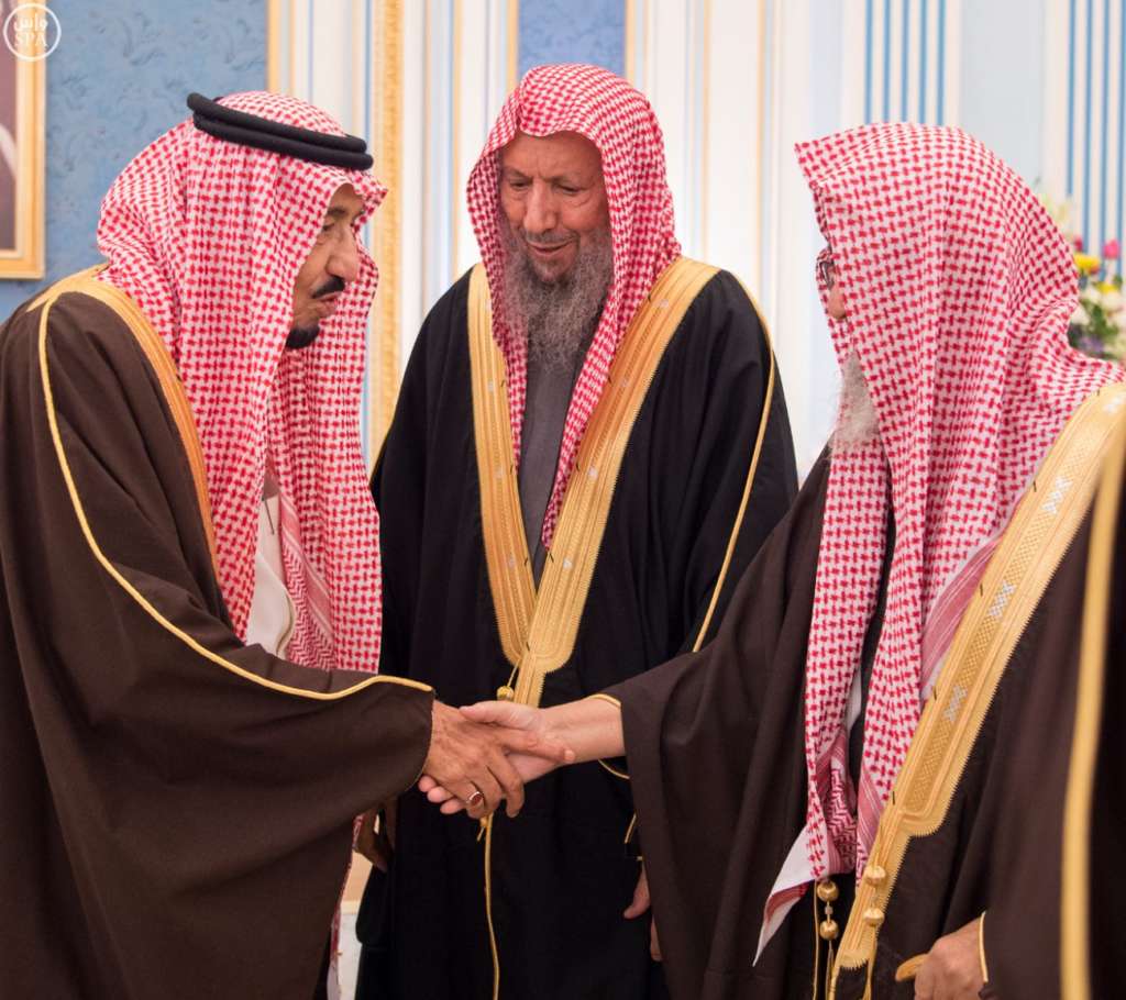 King Salman Receives Scholars, Imams of Grand Mosque