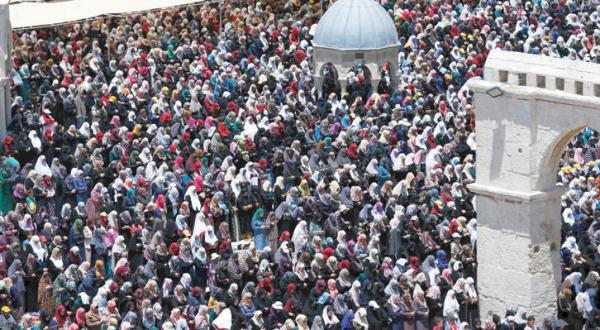 140,000 Palestinians Performed Friday Prayers at Al-Aqsa Despite Restrictions