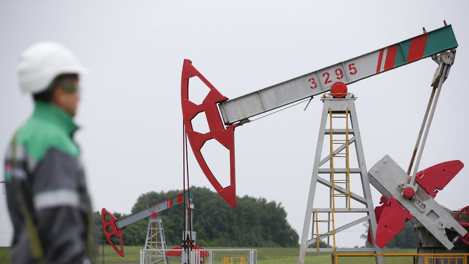 Oil Prices Fall from 2016 Highs on Stronger Dollar