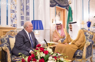 Custodian of the Two Holy Mosques Receives U.S. Ambassador