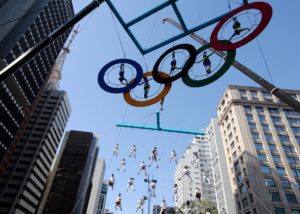 Acrobats perform on the Olympics rings at Paulista Avenue in Sao Paulo's financial center, Brazil, July 24, 2016. REUTERS/Paulo Whitaker