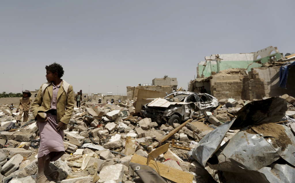 Yemeni Governmental Source to Asharq al-Awsat: Houthis Spent $1 Billion on Recruitment in 2015