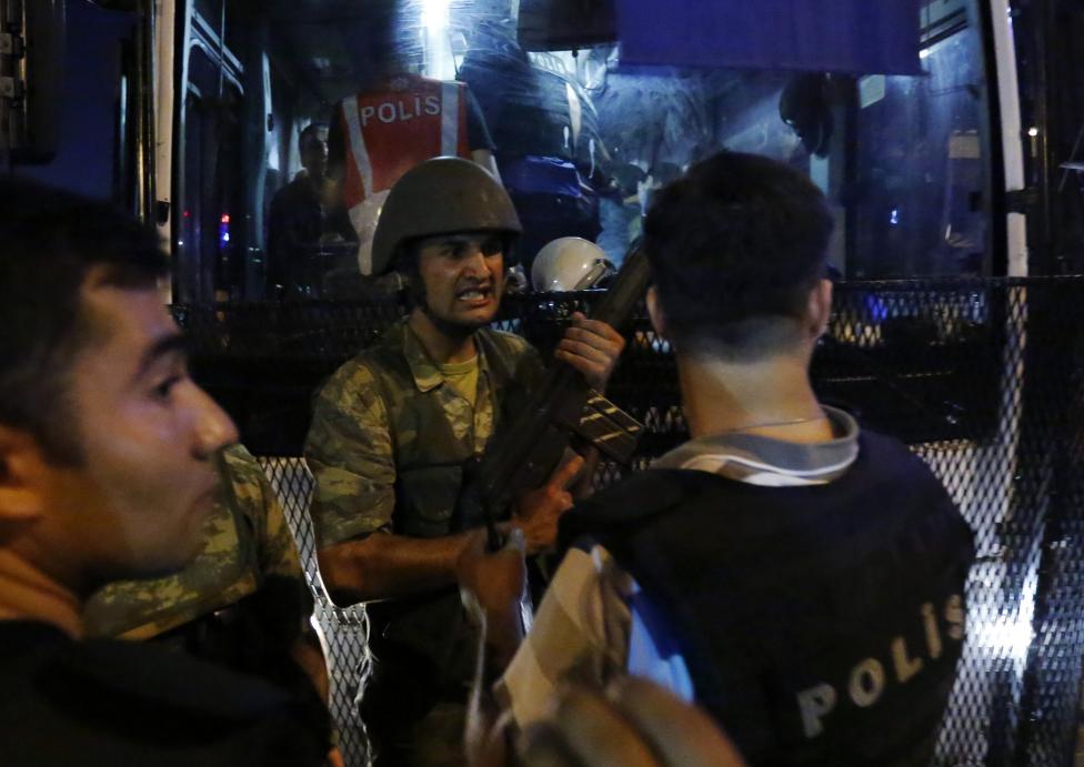 Turkey Dismisses more Civil Servants amid Intelligence Gulen could Flee U.S.