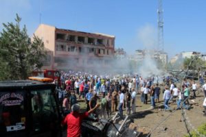 People rush to the blast scene after a car bomb attack on a police station in the eastern Turkish city of Elazig, Turkey August 18, 2016. Kamilcan Kilic/Ihlas News Agency via REUTERS
