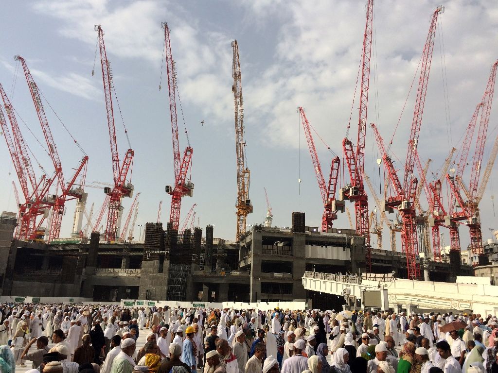 Custodian of the Two Holy Mosques Keen on Completion of Masjid Nabawi Expansion